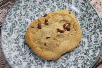 Cookie aux pépites de chocolat sur une assiette