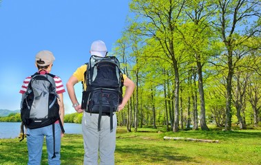 初夏の湖畔・トレッキングの二人