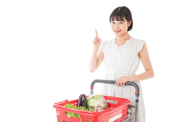 スーパーで買い物をする若い女性