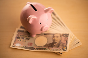 豚の貯金箱とお金のイメージ 