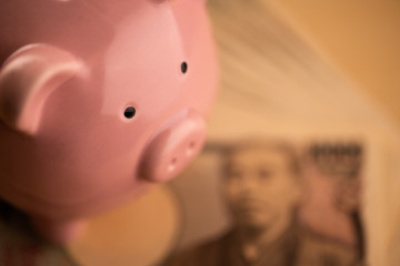 豚の貯金箱とお金のイメージ 