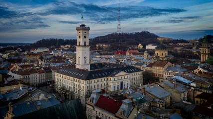 Obraz premium widok z lotu ptaka na zachód słońca nad europejskim miastem Lwów zimą