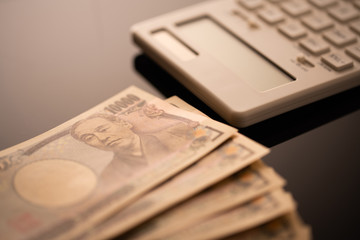 電卓とお金のイメージ