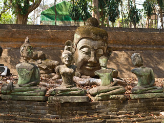 Anciennes sculptures de boudha au Wat Umong