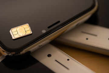 携帯電話とsimカードのイメージ