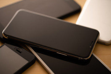 携帯電話とsimカードのイメージ