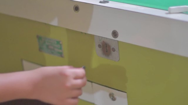 putting coin on the pool table