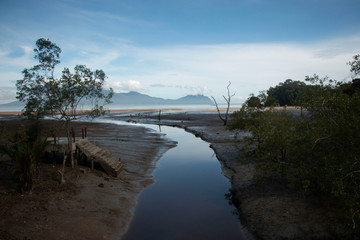 Paisaje pictorico de rio tierra adentro con escalera que no va a ningún lado