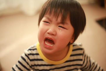 泣く男の子