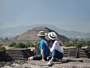 Fototapeta na wymiar Couple overlooking Pyramid of the Sun in Teotihuacan, Mexico