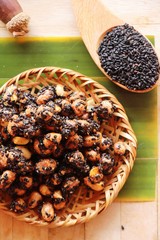 Chispy sugar peanut with black sesame seed