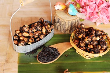 Chispy sugar peanut with black sesame seed