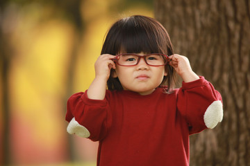 眼鏡をかける女の子