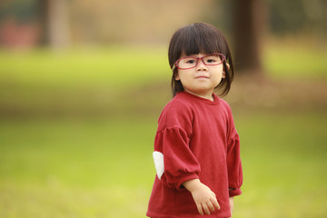 眼鏡をかける女の子