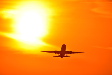 Fototapeta na wymiar 真っ赤な夕焼け雲を飛行する航空機　Bright sunset clouds Flying aircraft