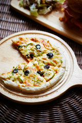 Olive and bell pepper pizza 
