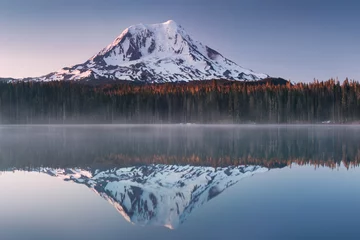 Vulkan Mount Adams bei Sonnenaufgang mit Smooth Lake Reflection Washington State Great Northwest Vereinigte Staaten, Washington, USA Schöne Vulkanlandschaft Hintergrundkonzept © Michal