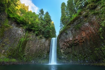 Piękny wodospad Abiqua Creek. Znajduje się w Marion County, Oregon, w pobliżu Silverstone