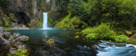 Toketee Falls is a waterfall in Douglas County, Oregon, United States, on the North Umpqua River at its confluence with the Clearwater Rive.r Beautiful falls in forest, West coast USA - obrazy, fototapety, plakaty