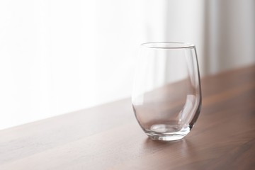 木の机に置いた透明なグラス