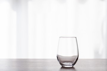 木の机に置いた透明なグラス
