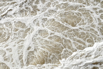 Schäumendes Wasser in einem Fluss