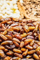 Vente de fruits secs dattes au marché La Boqueria de Barcelone