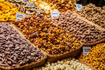 Fruits secs au marché La Boqueria de Barcelone