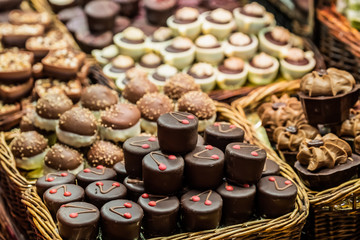 Etal de chocolats au marché de la boqueria de Barcelone