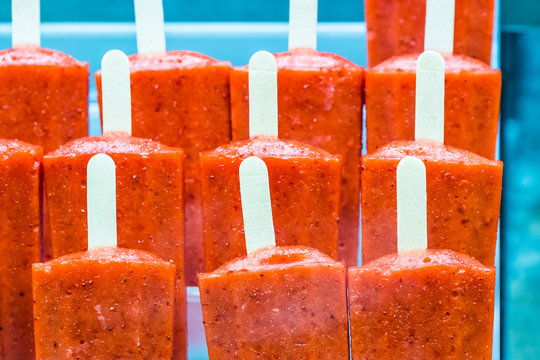 Batons de glaces sorbet aux fruits frais fraise, march&eacute; La Boqueria, Barcelone
