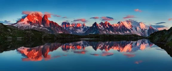Photo sur Plexiglas Mont Blanc Vue estivale colorée du Mont Blanc (Monte Bianco) en arrière-plan, emplacement de Chamonix. Belle scène en plein air dans la réserve naturelle du Vallon de Bérard, Aiguilles Rouges, Alpes Graian, France, Europe.