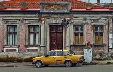 Naklejka na ściany i meble old car in city