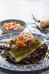 Heilbuttfilet auf Belugalinsen mit Tomaten-Fenchel-Topping