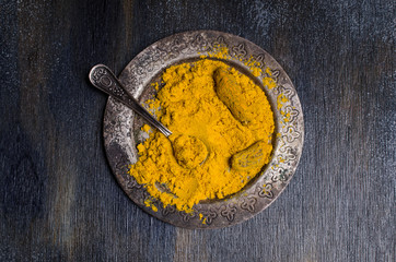 Fresh turmeric root and powder.