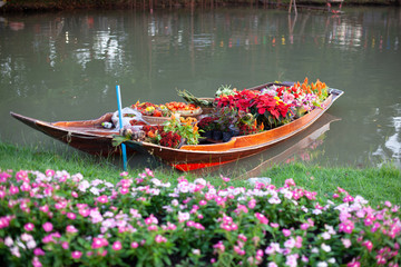 Obraz premium Flower boat in the garden.