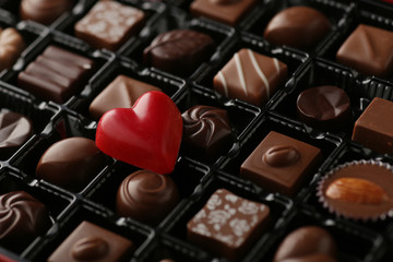 赤いハート型のチョコが入ったチョコレートの集合写真