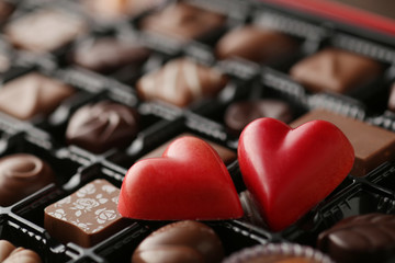 赤いハート型のチョコが入ったチョコレートの集合写真
