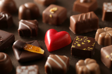 赤いハート型のチョコが入ったチョコレートの集合写真