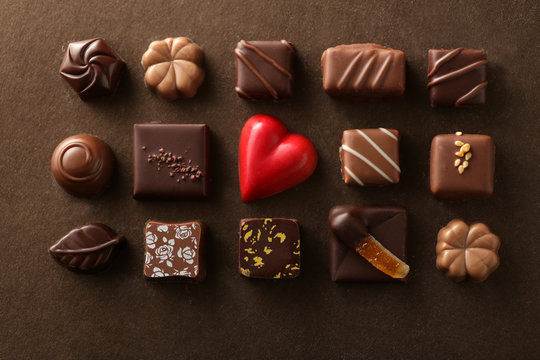 赤いハート型のチョコが入ったチョコレートの集合写真