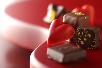 赤いハート型のチョコが入ったチョコレートの集合写真