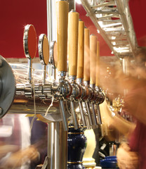 taps of a pub specializing in beers with the movement of the bar