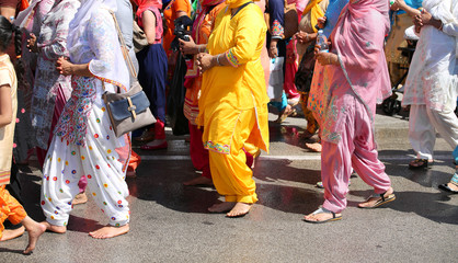 Naklejka premium Sikh women of religion as they walk down the street during the r