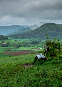 Reutlingen Berg Achalm im Nebel und Regen, Aussichtsbank