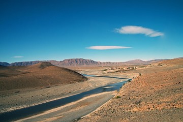 Fototapeta na wymiar モロッコ・オートアトラス山頂を流れる川