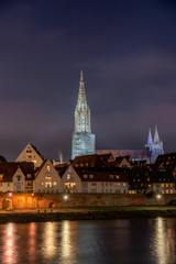 Obraz premium Ulm mit Münster in der Nacht an der Donau am Donau Ufer