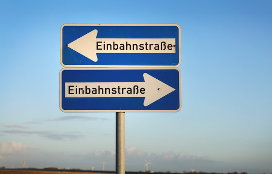Schilder Einbahnstrasse weisen in unterschiedliche Richtungen (Neuharlingersiel in Ostfriesland)