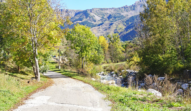 Viella y el r&iacute;o Garona, Valle de Ar&aacute;n, Lleida, Catalunya, Espa&ntilde;a