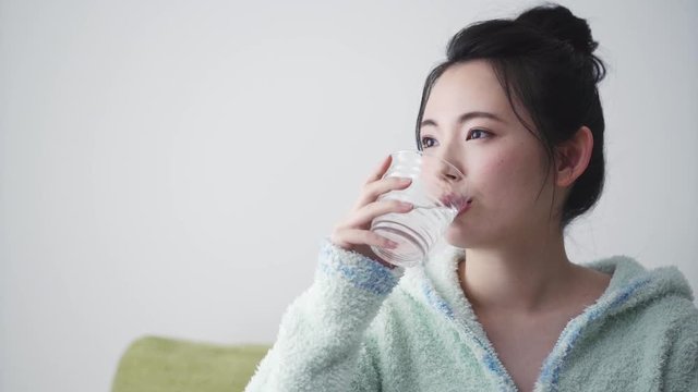 水を飲む女性　スローモーション