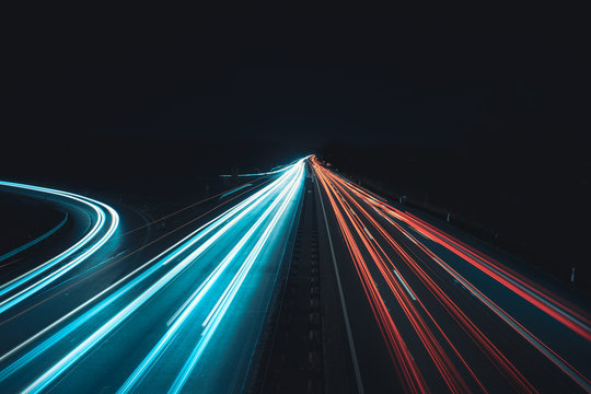 Daten-autobahn in der Nacht