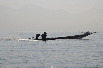 Barques, pirogues et vie quotidienne sur le Lac Inle en Birmanie